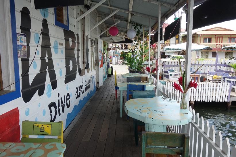 Mysigt café i centrala Bocas Town, Bocas del Toro.