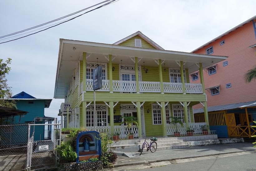 Fin arkitektur i centrala Bocas Town, Bocas del Toro.