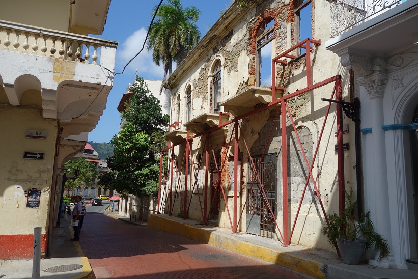 Gatuscen i Casco Viejo, Panama city.