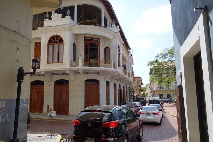 Gatuscen vid Plaza Tomás Herrera, Casco Viejo, Panama city.