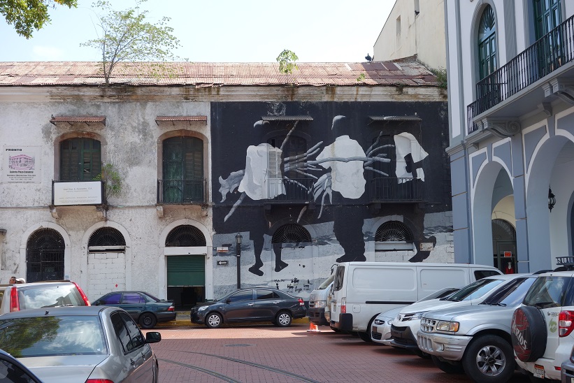 Väggmålning på byggnad vid Plaza de la Independencia, Casco Viejo, Panama city.