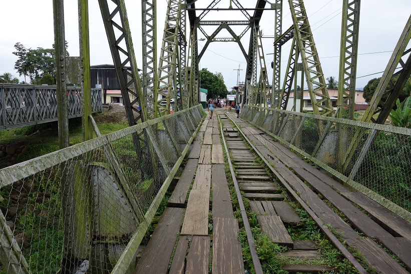 Den gamla bron vid gränsövergången mellan Panama och Costa Rica har ersatts av en ny för biltrafik. För folk som passerar gränsen till fots används den fortfarande.