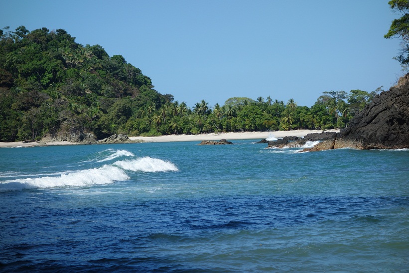 Vy mot en del av vackra Manuel Antonio Beach, Costa Rica.