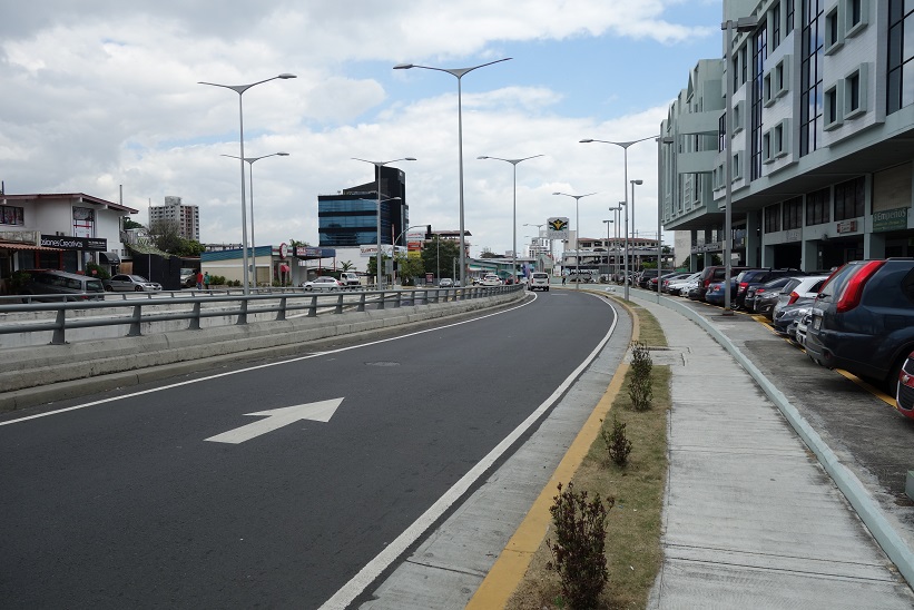 Längs Avenida Ramón Arias, Panama city.