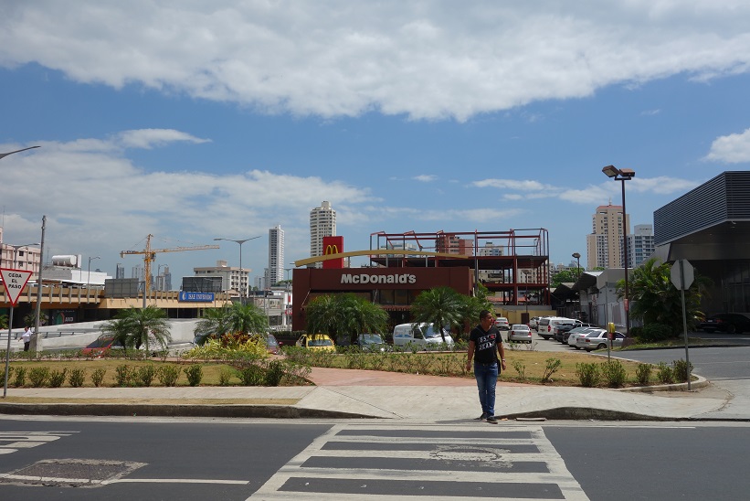 Längs Avenida Ramón Arias, Panama city.