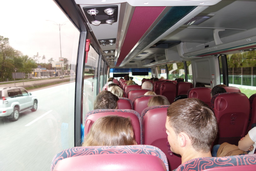 På väg med buss från flygplatsen in till tågstationen i centrala Kyiv.