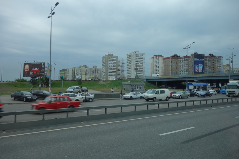 På väg med buss från flygplatsen in till tågstationen i centrala Kyiv.