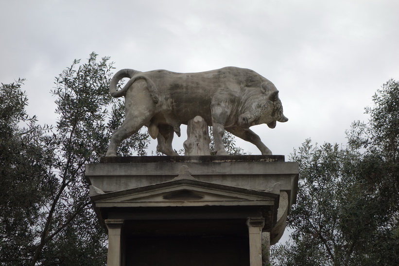 Den kända marmortjuren, Kerameikos, Aten.