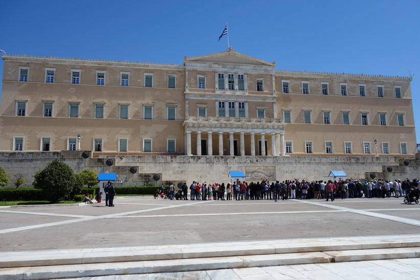 Turister som kollar in nationalgardets vaktparad framför parlamentet, Aten.