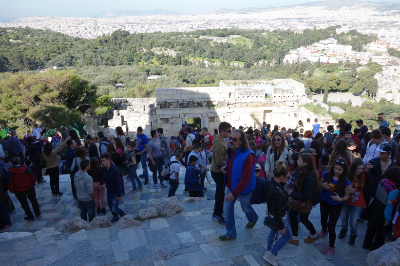 Massvis med turister på väg upp till toppen av Akropolis, Aten.