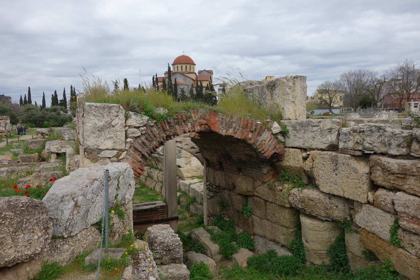 Den heliga vägen gick genom den här porten. Kerameikos, Aten.