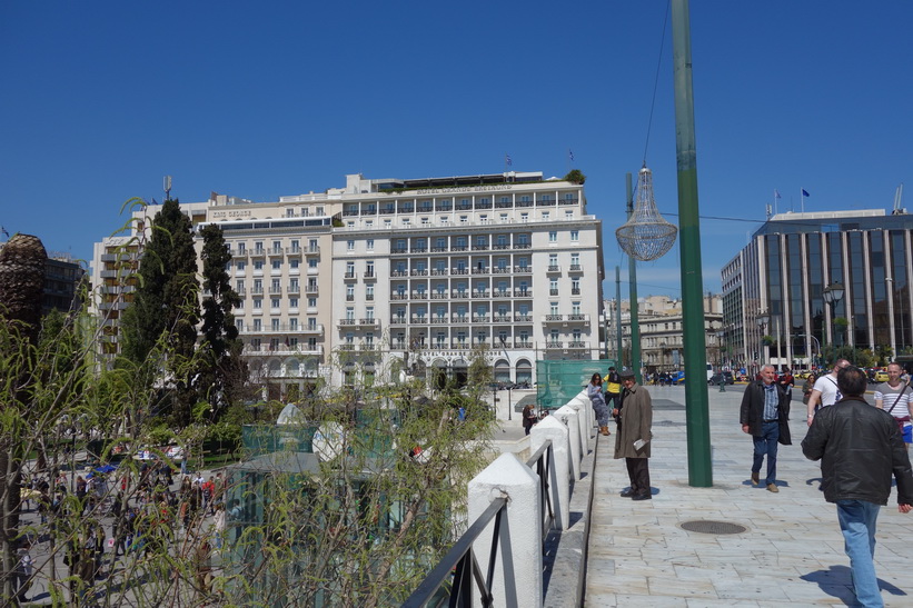 Syntagmatorget till vänster i bild och pampiga Hotel Grande Bretagne i bakgrunden, Aten.