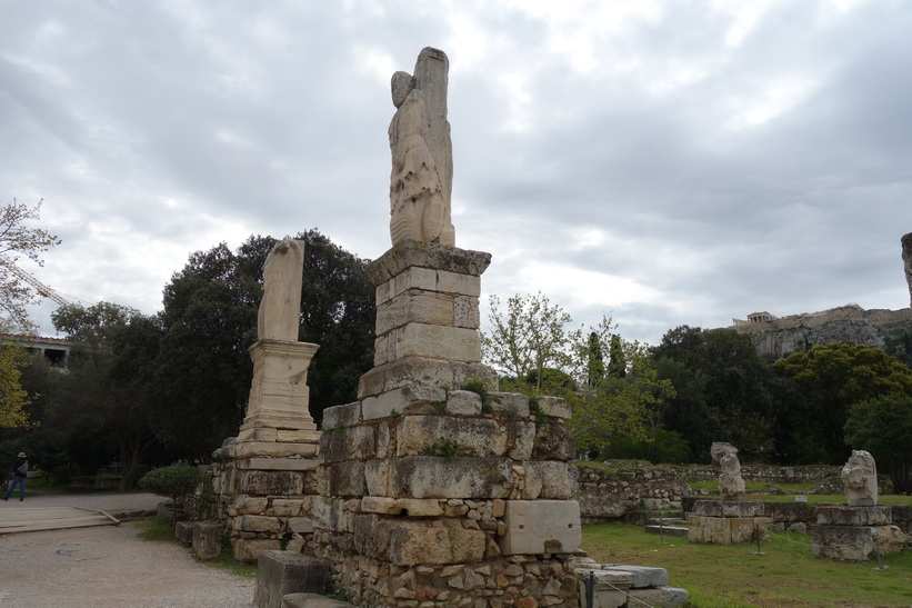 Statyerna framför Agrippas odeion, antika Agoran, Aten.