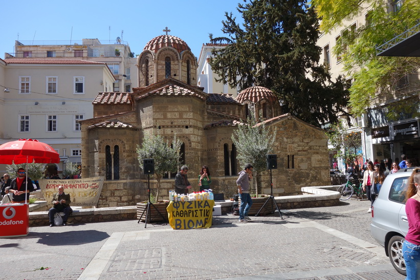 900-talskyrkan Kapnikarea mitt på gågatan Ermou i centrala Aten.