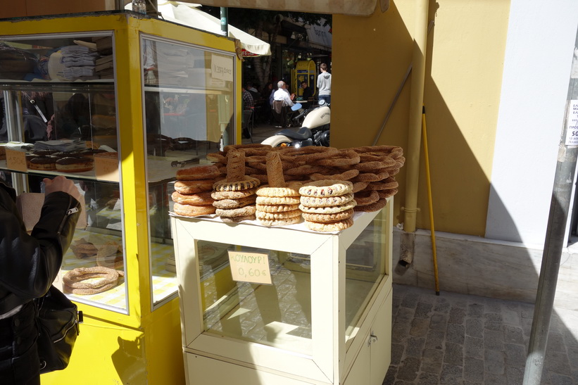 Försäljning av bröd längs gågatan Ermou i centrala Aten.