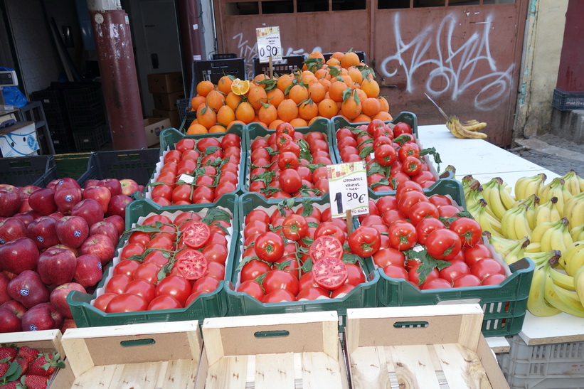 Fruktstånd vid centralmarknaden utanför entrén till hotellet jag bodde på, Aten.