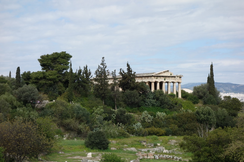 Ruiner i förgrunden med Hefaistotemplet i bakgrunden, antika Agoran, Aten.