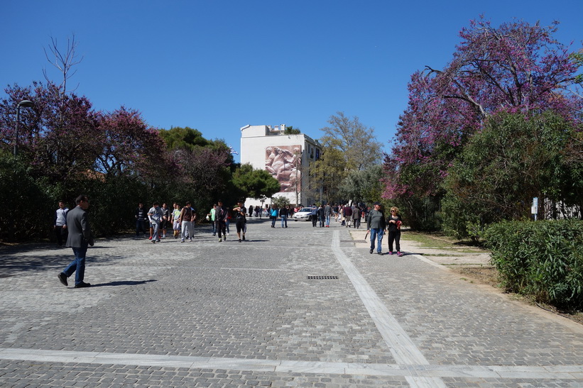 Gatuscen längs grandiosa promenaden i stadsdelen Makrigianni, Aten.