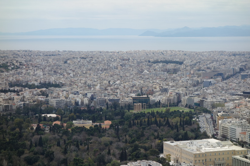 Utsikt över Zeustemplet och centrala Aten från Lykavittóskullen.