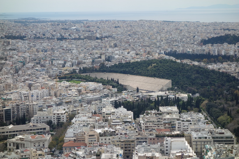 Utsikt över Kallimármarostadion och centrala Aten från Lykavittóskullen.
