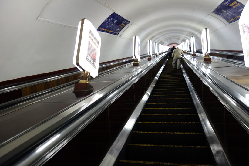 Rulltrappan ner till perrongen kändes oändlig och tog fem minuter att åka, Kyiv.