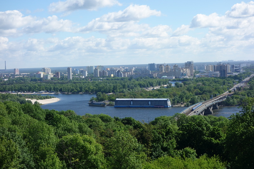 Utsikten från den okände soldatens monument mot floden Dnepr, Kyiv.