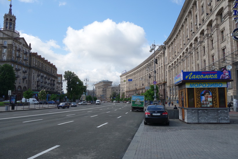 Paradgatan Khreschatyk i Kyiv. Gatan skär rakt igenom självständighetstorget.