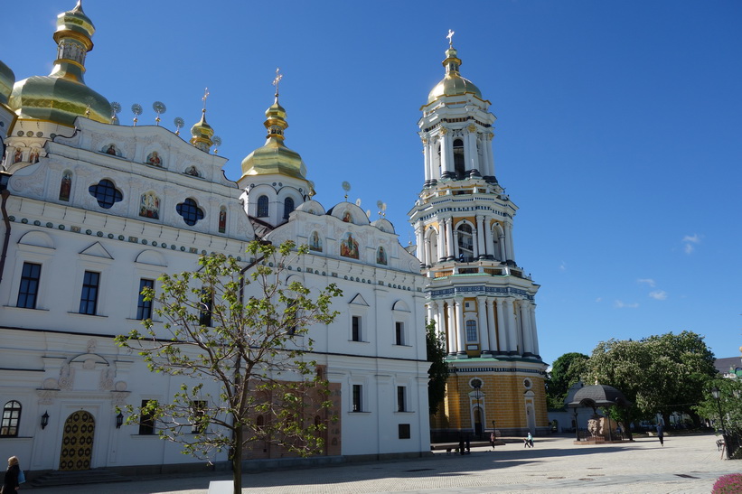 Rekonstruerade Marie avsomnandes katedral och det stora klocktornet till höger i bild, Kievo-Petjerskaja lavra, Kyiv.