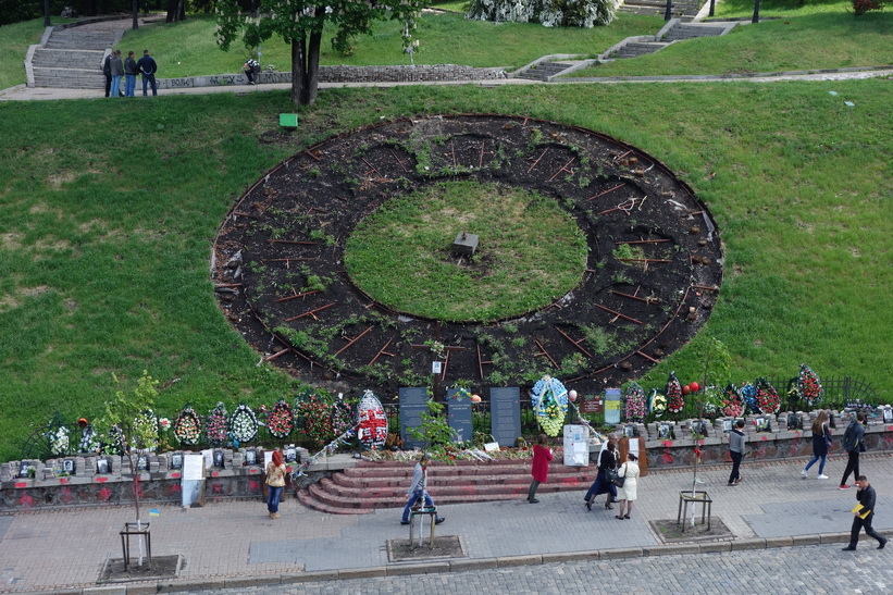 Minnesplats för offren i konflikten vid självständighetstorget (Majdan Nezalezjnosti) i Kyiv.