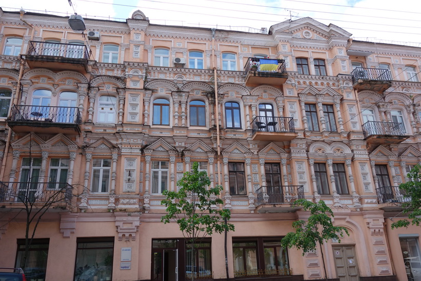 Vacker arkitektur längs gatan vul Horodetskoho i centrala Kyiv.