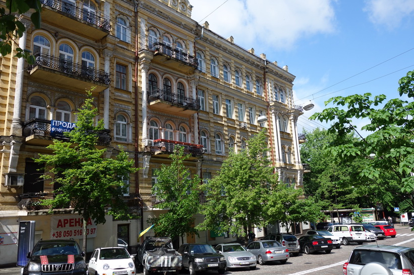 Vacker arkitektur längs gatan vul Horodetskoho i centrala Kyiv.