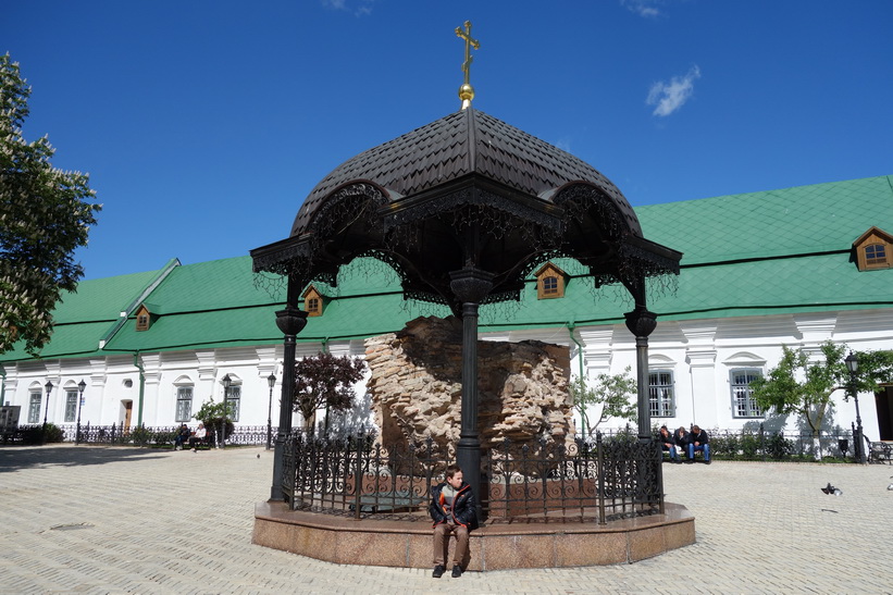 Fragment av den ursprungliga Marie avsomnandes katedral som förstördes under andra världskriget, Kievo-Petjerskaja lavra, Kyiv.