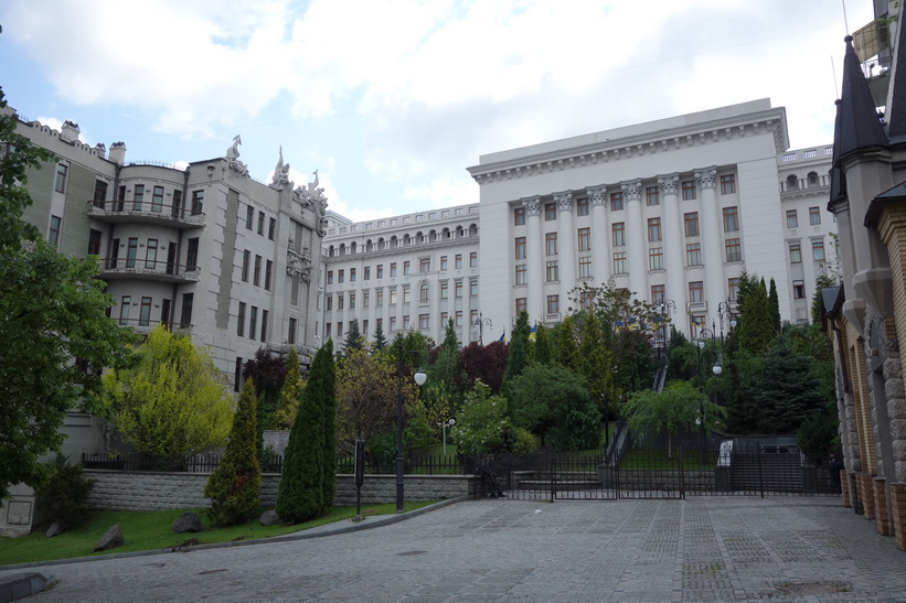 Till vänster i bild det bizarra House of Chimeras, Kyiv.