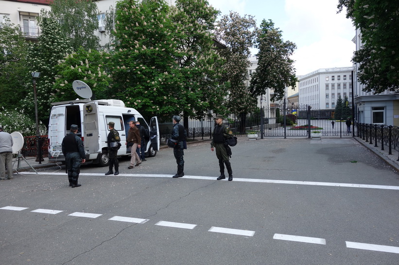 Militärbevakning i närheten av presidentadministrationen i Kyiv. På denna plats förekommer ofta stora demonstrationer.