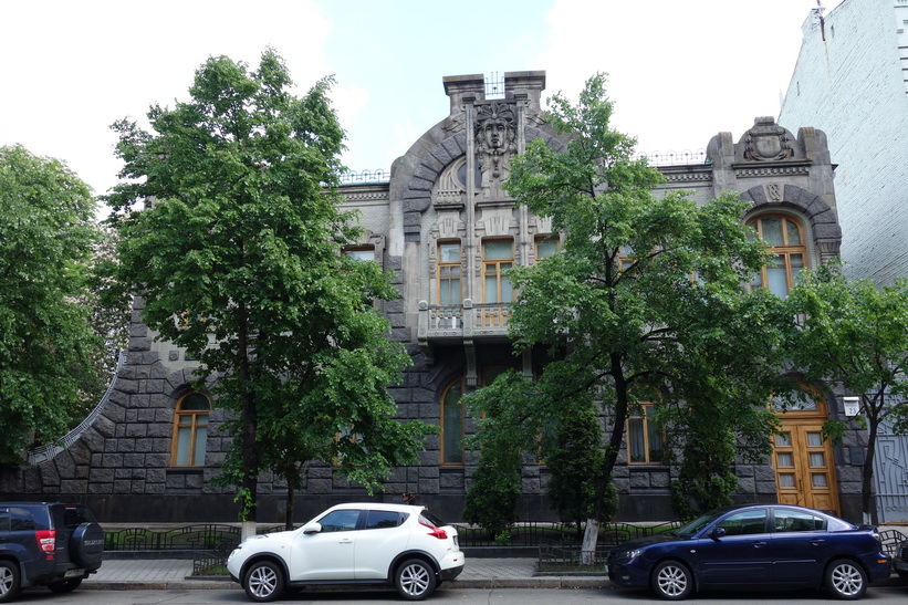 The House of the Weeping Widow i Kyiv. Huset byggt 1907 fick detta smeknamn på grund av att det ser ut som att kvinnan avbildad i fasaden gråter när det regnar.