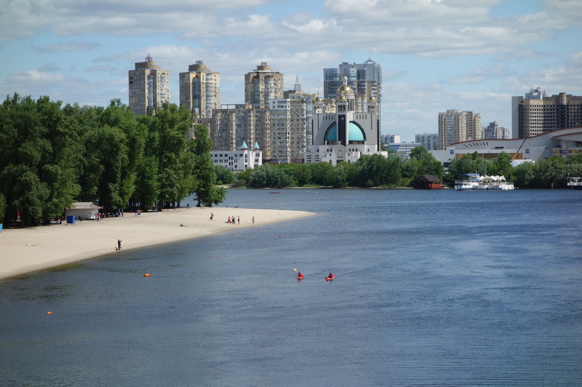 En av stränderna i Hydropark, Kyiv.