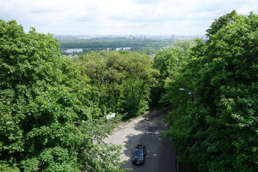 Utsikt från djävulsbron i riktning mot östra delarna av staden, Kyiv.