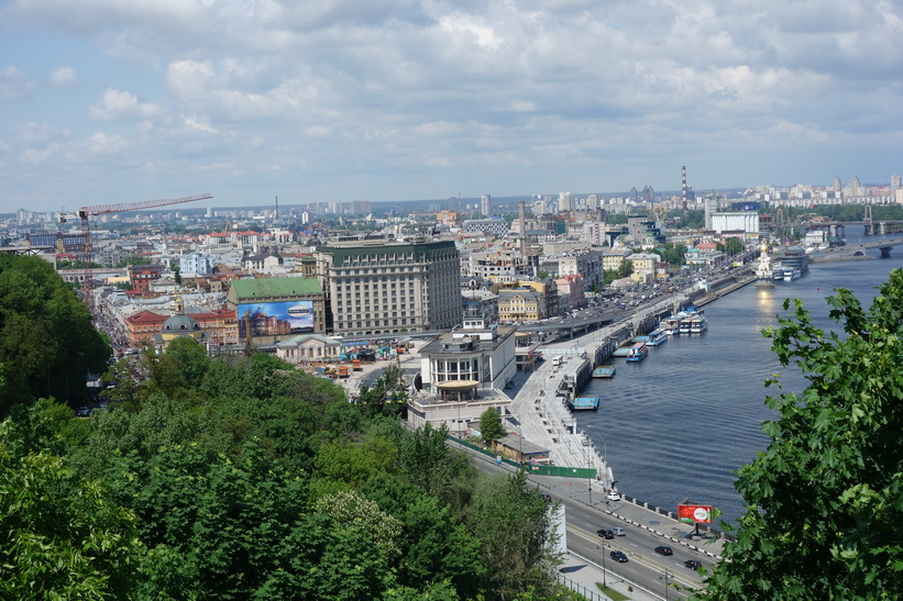 Utsikt över delar av stadsdelen Podil från Friendship of nations monument, Kyiv..