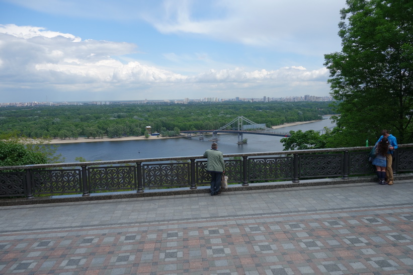 Utsikt över Kyivs oändliga förorter och floden Dnepr från Vladimir den stores staty, Kyiv.