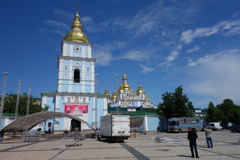 Konsertförberedelser dag två framför St. Mikaels katedral, Kyiv.