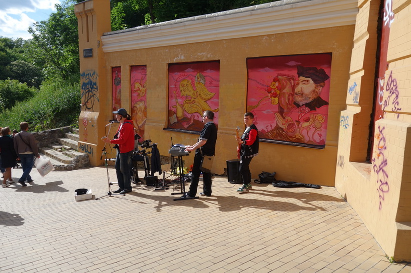 Gatumusikanter längs Andriyivski uzviz, Kyiv.