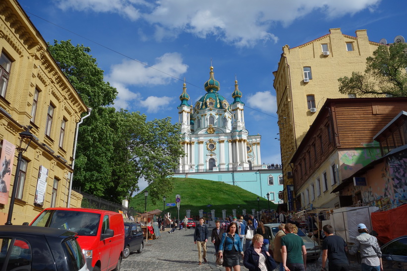 Vackra Sankt Andreas kyrka sedd från Andriyivski uzviz, Kyiv.