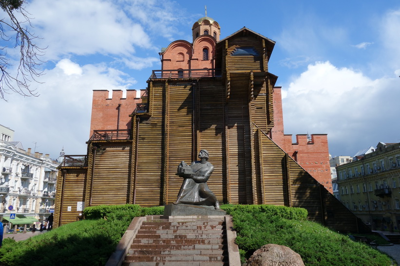 Zoloti Vorota (Golden gates), med staty av Jaroslav den vise som håller Sofiakatedralen i sina händer, Kyiv.