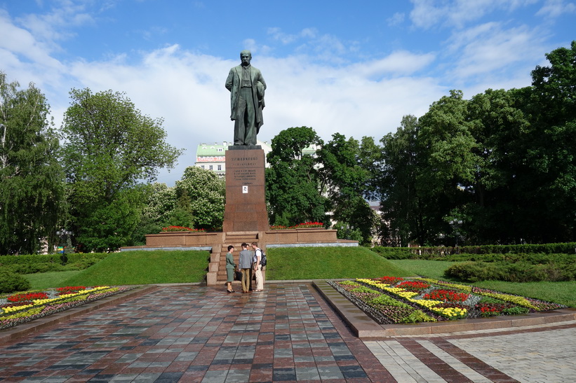 Staty av Taras Shevchenko i Shevchenko-parken, Kyiv.