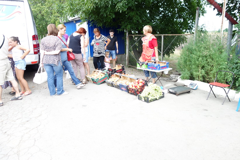 Fruktförsäljning vid gränsen mellan Ukraina och Moldavien.