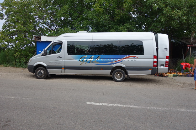 Observera Mercedesbussens påbyggnad längst bak för bagageförvaring.