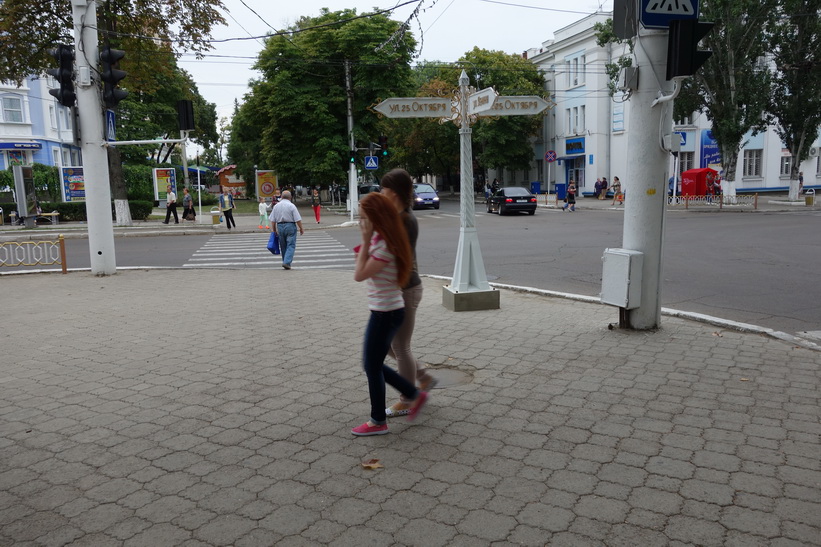 Här har jag kommit fram till Strada 25 Octombrie efter min promenad från busstationen. Men på skylten står det på ryska.