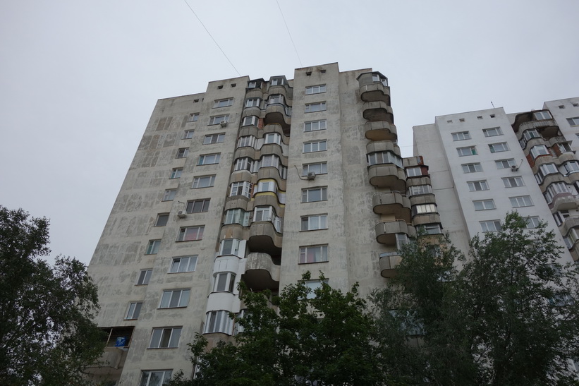 Gammalt sovjetiskt bostadshus i centrala Tiraspol.