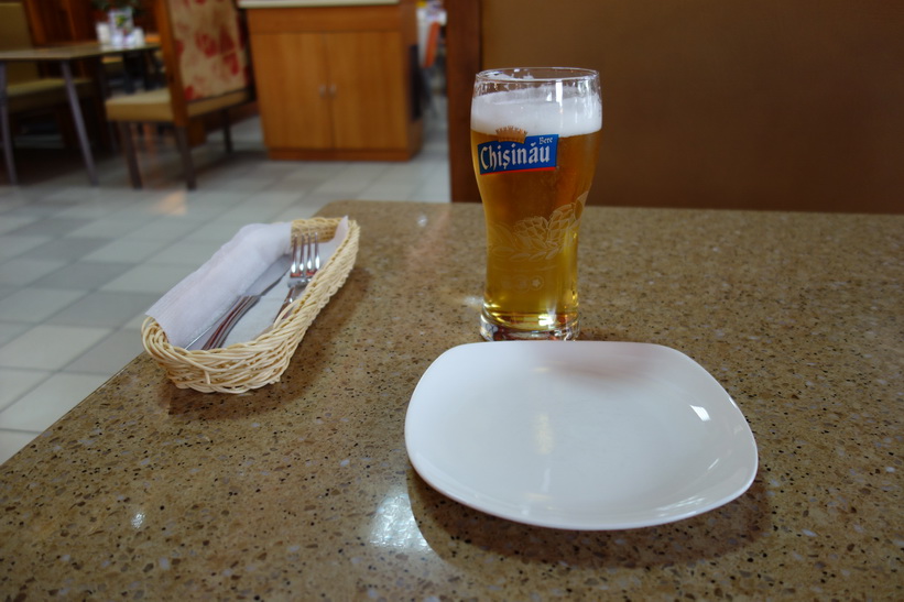 Den obligatoriska vätskepausen och det första testet av Chișinăus lokala öl Chișinău. Kul att Transnistrien och Moldavien idkar handel med öl mellan varann! Lite kul också att jag testade detta öl i Transnistrien första gången och inte i Moldavien.