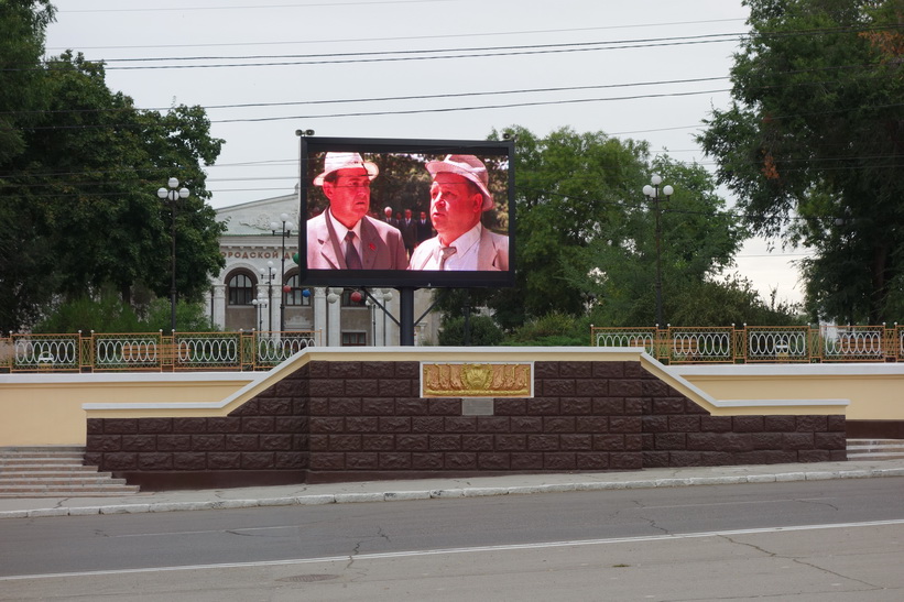 Av någon anledning så finns det stora tv-skärmar längs Strada 25 Octombrie, Tiraspol.